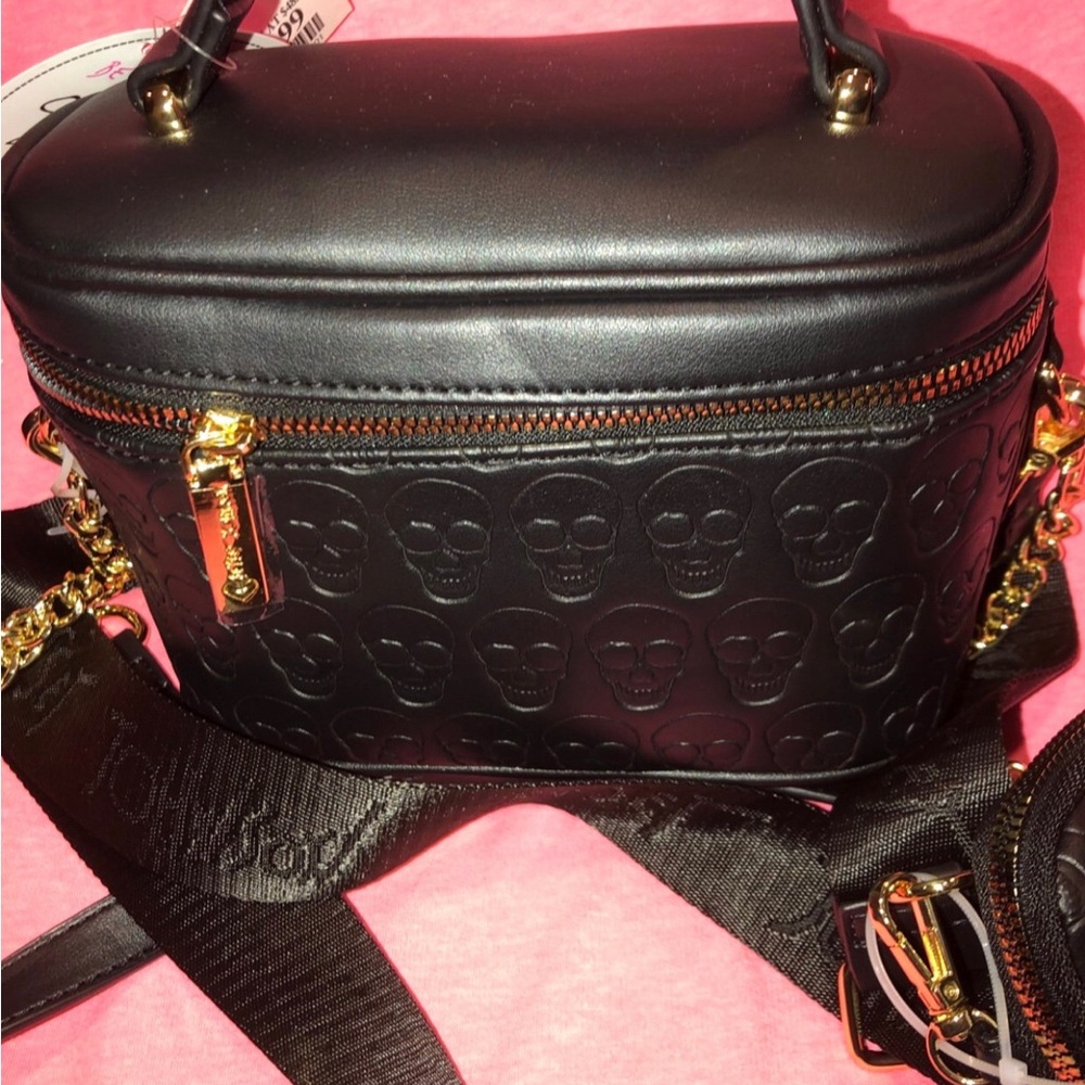 🖤 Betsey Johnson Black Embossed Skull Crossbody Bag with Gold Hardware